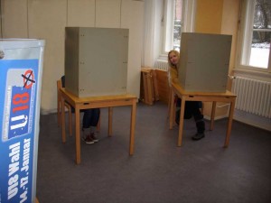 WählerInnen im Wahllokal der U18-Wahl in Lüneburg