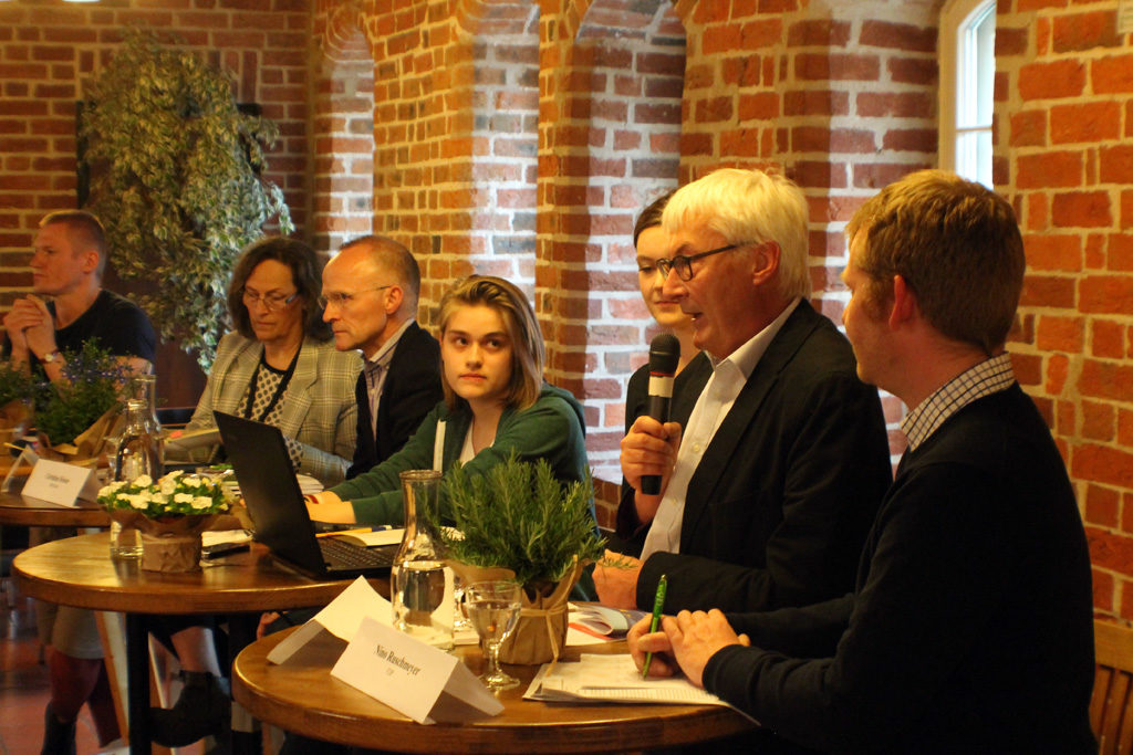 FFF-Podium mit allen Parteivertreter*innen